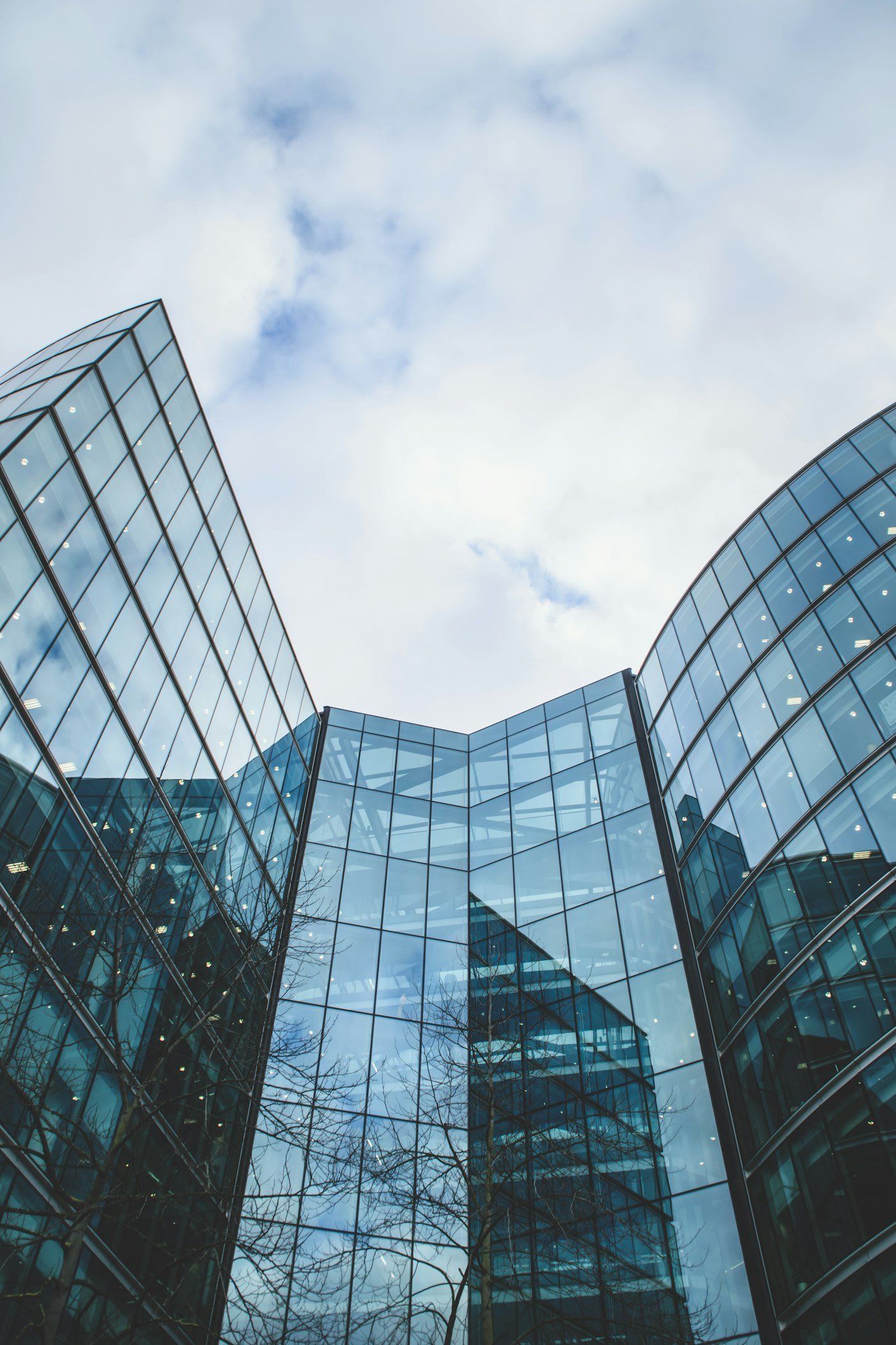 Inmueble corporativo de cristal, referencia de obra comercial